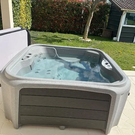 L'ecrin D'aubiat Proche Vichy Piscine Et Jacuzzi Semesterbostad Aubiat