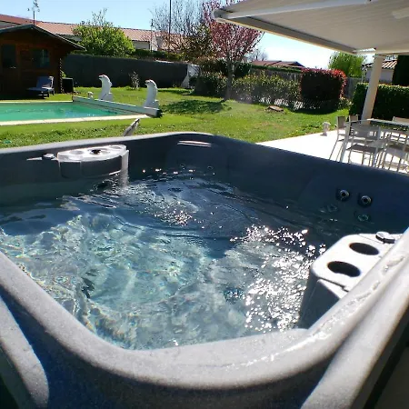 L'ecrin D'aubiat Proche Vichy Piscine Et Jacuzzi Semesterbostad