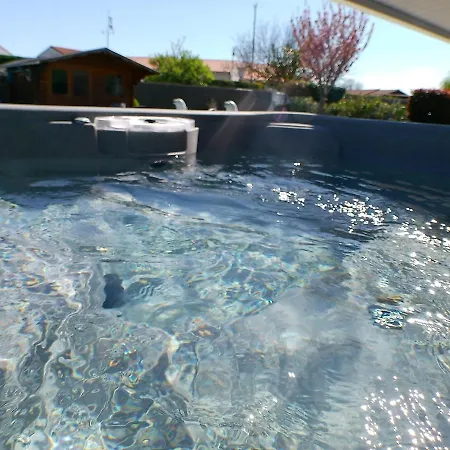 Semesterbostad L'ecrin D'aubiat Proche Vichy Piscine Et Jacuzzi Aubiat